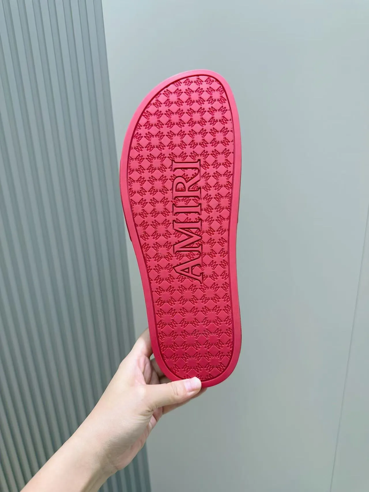 [AMIRI* Emil] P: 300💰 Size: 39-45 Official website new original 1:1 AMIRI* Emil classic men's slippers, high-end boutique, original material, TPU upper, foam bottom, fine workmanship, casual, loose and comfortable, a must-have in summer.